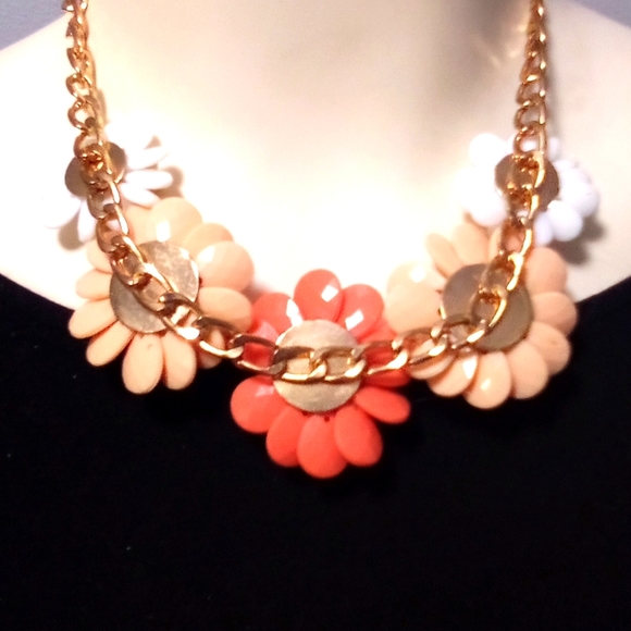 πHPπ Boho Flower Statement Necklace - Picture 7 of 8
